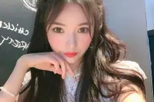 张嘉慧：从校园女孩到时尚巨星的华丽转身